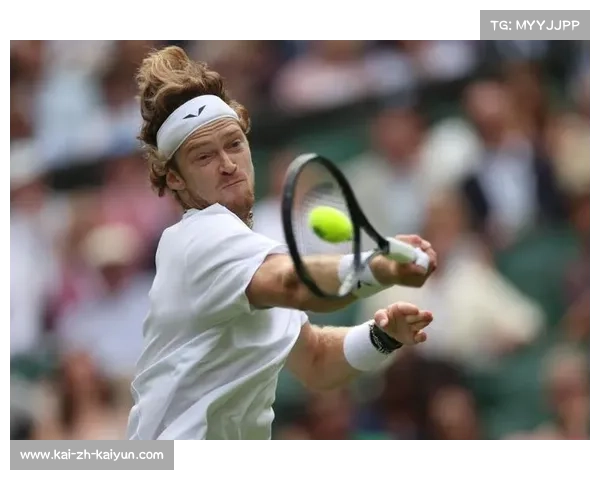 暴雨暂停比赛期间 卢布列夫暖心为小球迷签名合影展现亲和力